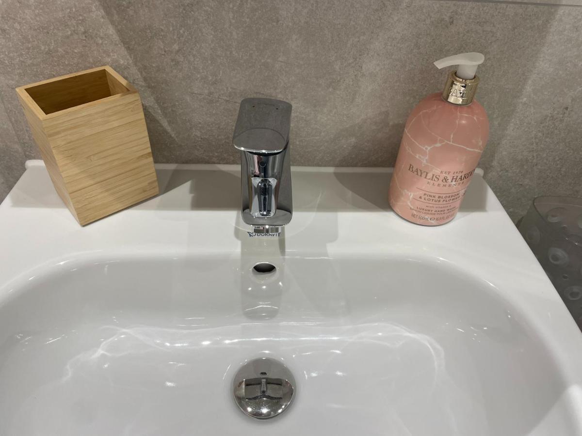 אקסמות' Number 10 Stunning Apartment, Fantastic Location! מראה חיצוני תמונה